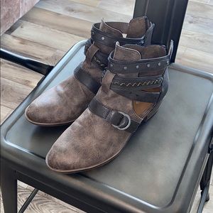 NEW MAURICES Callie booties